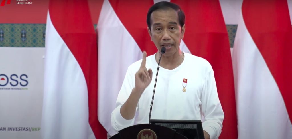 Presiden Jokowi memberikan sambutan dalam kegiatan pemberian nomor induk berusaha bagi pelaku usaha mikro kecil dan perseorangan di GOR Toware, Jayapura, Papua, Rabu (31/8/2022).