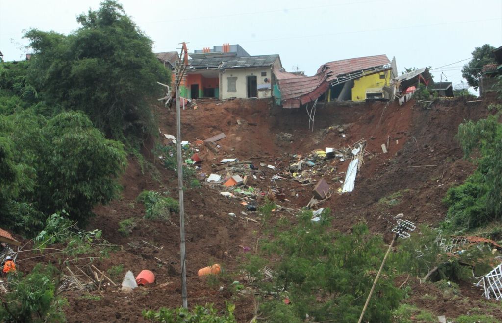 Kondisi lokasi longsor di Desa Cihanjuang, Kecamatan Cimanggung, Kabupaten Sumedang, Jawa Barat, Minggu (10/1/2021). Hingga Minggu malam, sebanyak 13 orang ditemukan meninggal akibat longsor yang terjadi pada Sabtu sore dan malam tersebut.