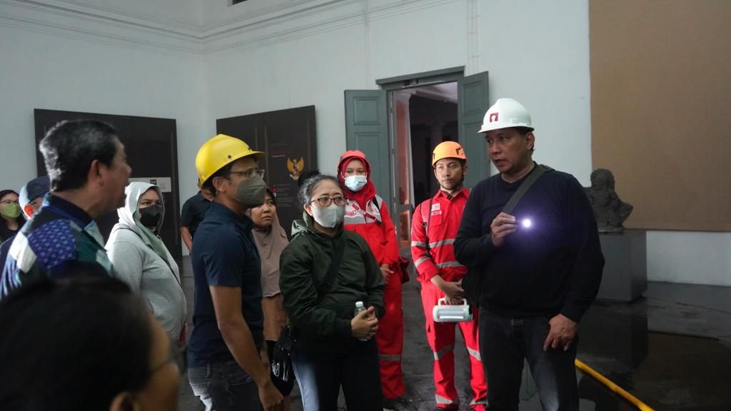 Menteri Pendidikan, Kebudayaan, Riset, dan Teknologi Nadiem Anwar Makarim meninjau lokasi kebakaran di Museum Nasional, Jakarta, pada Sabtu (16/9/2023) malam. Kebakaran terjadi di Gedung A Museum Nasional.