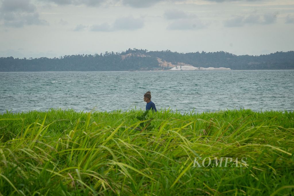 Warga Suku Laut pulang setelah melaut di Pulau Kojong, Desa Penaah, Kecamatan Senayang, Kabupaten Lingga, Kepulauan Riau, Kamis (21/7/2022). 