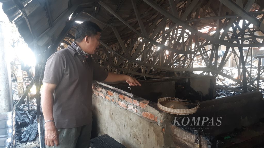 Seorang pedagang sedang menunjukan lapaknya yang terbakar di Pasar Cinde, Palembang, Sumatera Selatan, Senin (28/11/2022). Akibat kebakaran yang terjadi Minggu (27/11), 103 lapak hangus dan 32 pedagang kehilangan lapak berjualan.