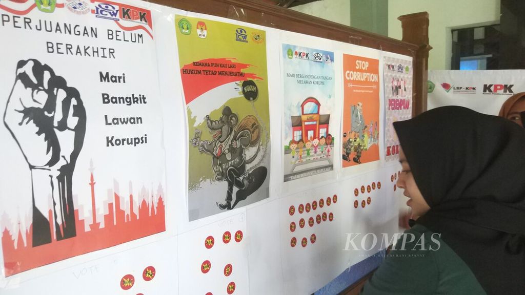 Pameran poster antikorupsi pada Diskusi Publik, Laporan Akhir Tahun, dan Festival Antikorupsi di Politeknik Kesehatan (Poltekes) Malang, Jawa Timur, Senin (16/12/2019).