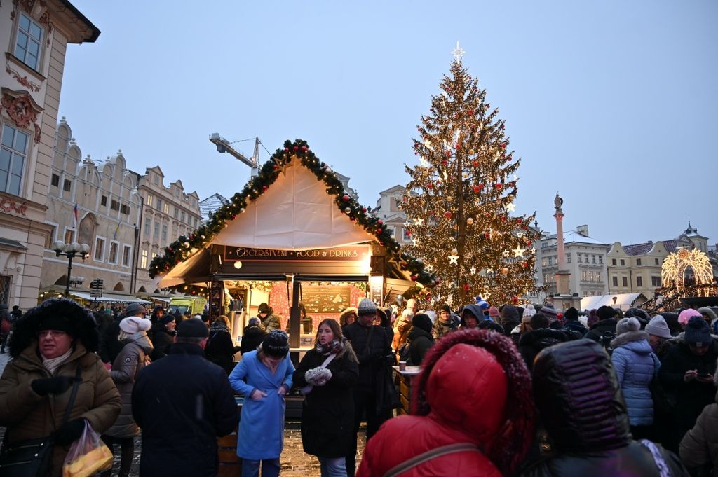 Suasana festival natal di kota lama, Praha, Republik Ceko, Rabu (!4/12). Festival natal menjadi magnet bagi warga lokal dan turis untuk berkumpul merayakan natal.