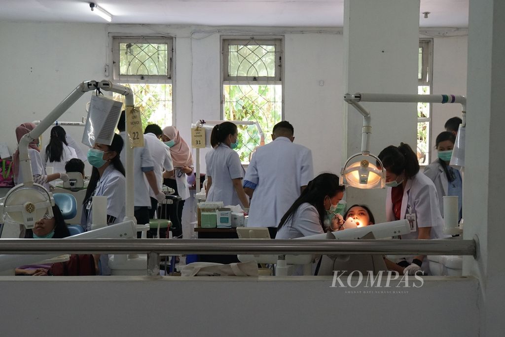 Sebanyak 141 dokter gigi dan 190 dokter gigi muda dibantu 79 mahasiswa kedokteran memberikan perawatan gratis berupa penambalan dan pencabutan gigi serta pembersihan karang gigi awal Desember 2019 lalu di Rumah Sakit Gigi dan Mulut Universitas Sam Ratulangi, Manado, Sulawesi Utara.