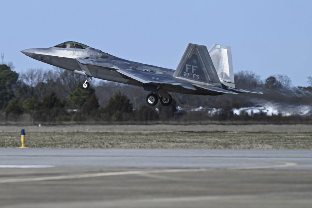 Pesawat F-22 Raptor lepas landas di Joint Base Langley-Eustis, Virginia, Amerika Serikat, 4 Februari 2023. AS menggunakan pesawat tempur F-22 untuk menjatuhkan balon mata-mata China. 