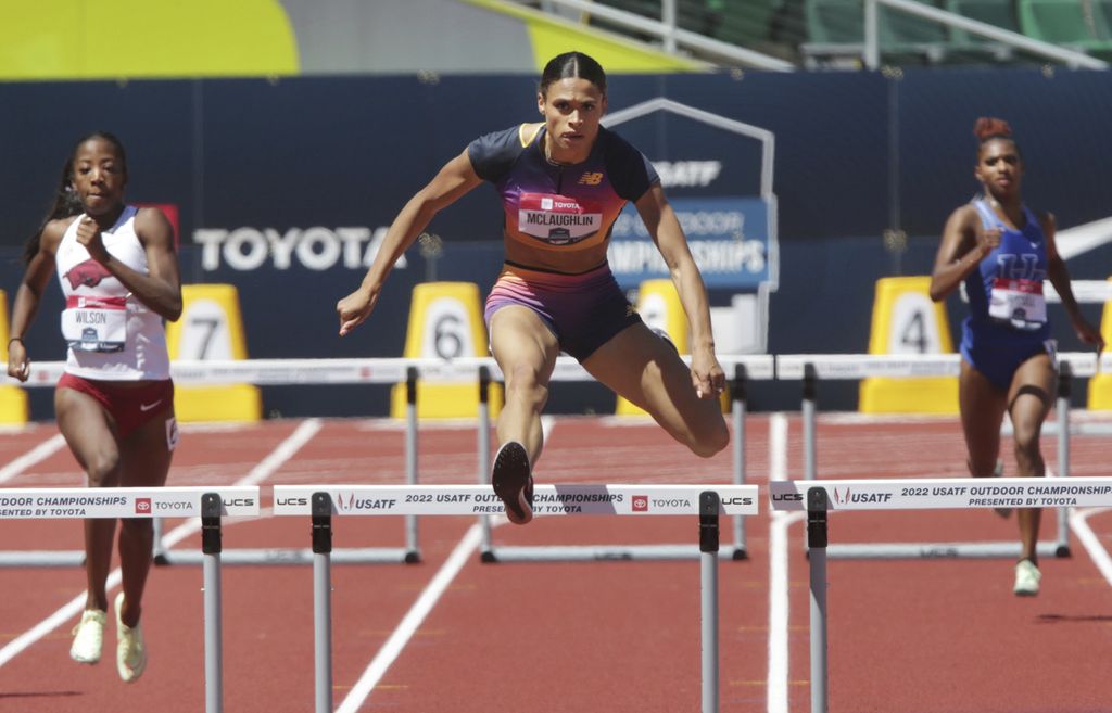Pelari Amerika Serikat, Sydney McLaughlin, beraksi di lintasan pada Kejuaraan Atletik Outdoor Amerika Serikat di Hayward Field, Eugene, Oregon, Sabtu (25/6/2022). McLaughlin membukukan rekor dunia lari gawang 400 m putri (51,41 detik) pada kejuraan tersebut. 