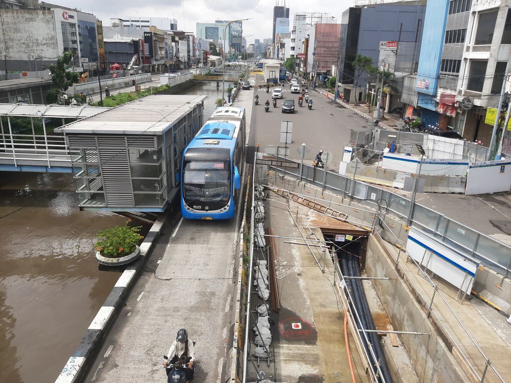 Pembangunan proyek MRT fase 2 paket kontrak (CP) 202 Harmoni-Mangga Besar, Jakarta Pusat, terus dikerjakan, seperti terlihat pada Senin (27/2/2023). 