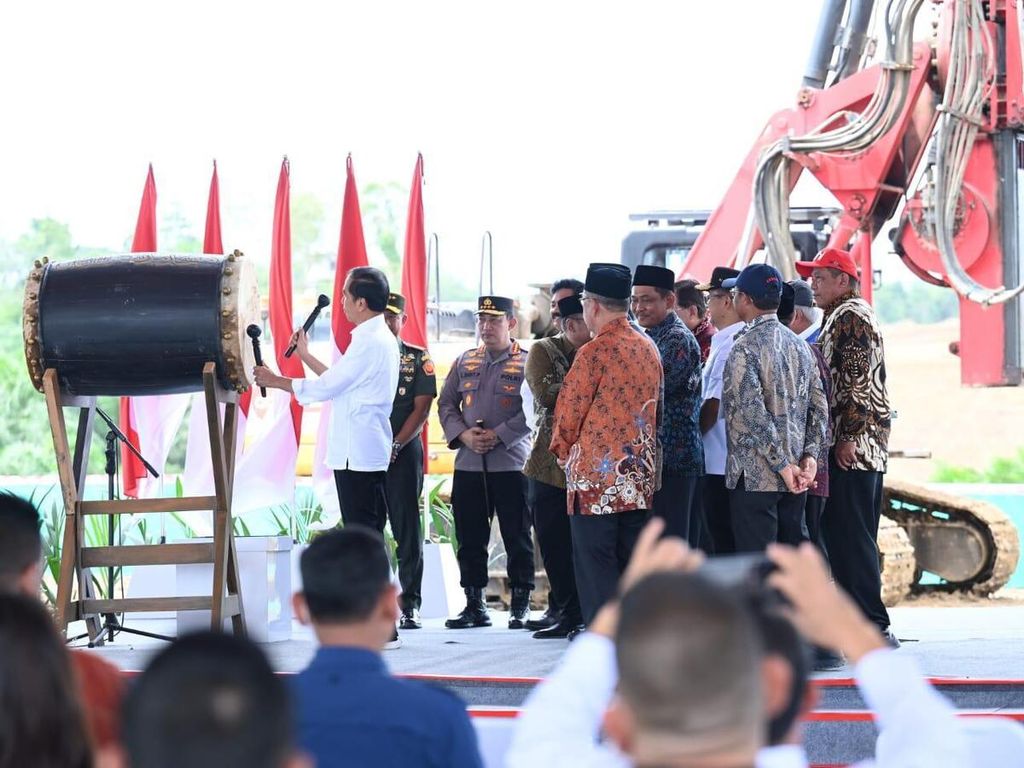 Presiden Joko Widodo melakukan peletakan batu pertama (<i>groundbreaking</i>) Masjid Negara di Ibu Kota Nusantara, Kabupaten Penajam Paser Utara, Provinsi Kalimantan Timur, Rabu (17/1/2024).