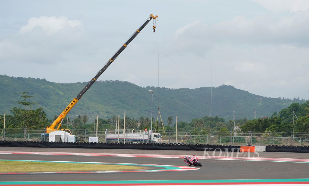 Pekerja dengan dibantu <i>crane </i>masih melanjutkan pembangunan di sekitar Sirkuit Mandalika, Sabtu (12/02/2022). 