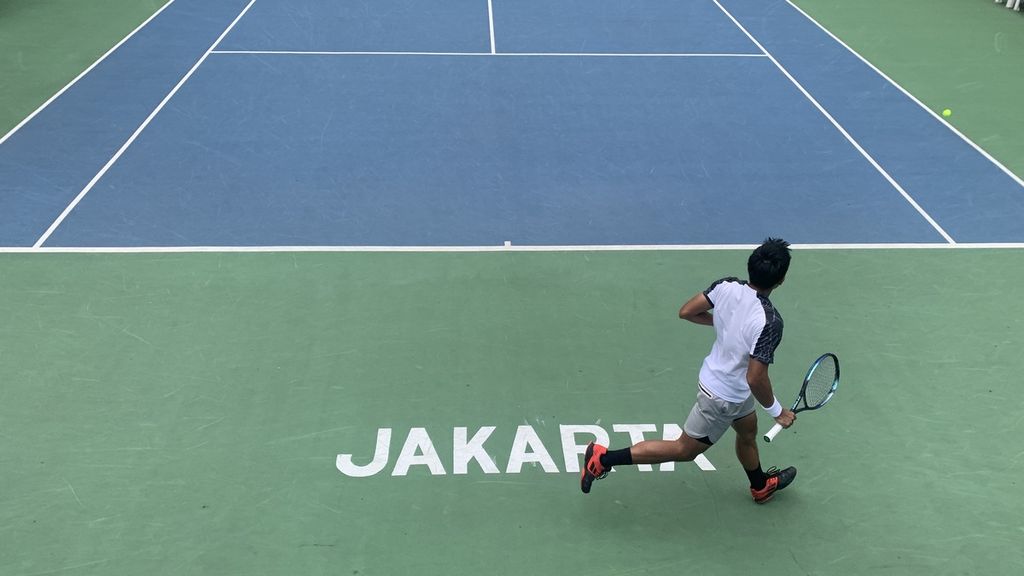 Petenis Indonesia, M Rifqi Fitriadi saat menghadapi wakil India, Karan Singh, pada babak 16 pekan kedua turnamen besar Medco Power Tennis Champinships M15 2023 di lapangan tenis Hotel Sultan, Kamis (26/1/2023). Rifqi menang, 6-2, 6-4.