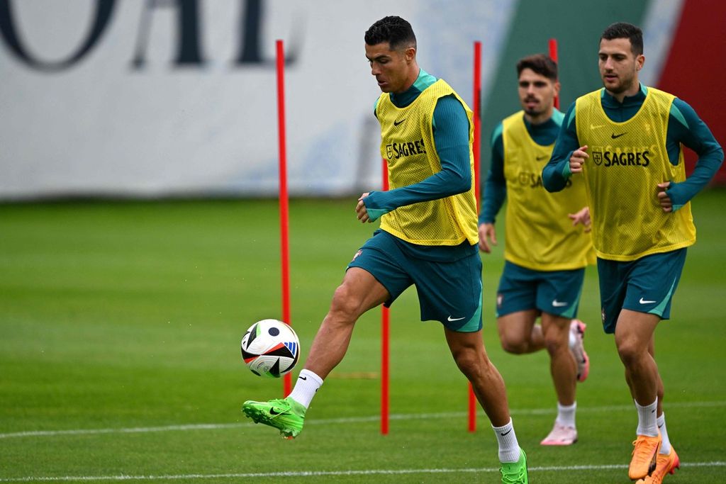 Cristiano Ronaldo dan rekan setim mengikuti sesi latihan di markas tim di Harsewinkel, Jerman, Minggu (16/6/2024). Portugal dan Ceko akan berhadapan pada laga penyisihan Grup F di Stadion Leipzig, Jerman, Rabu (19/6/2024) pukul 02.00 WIB. 