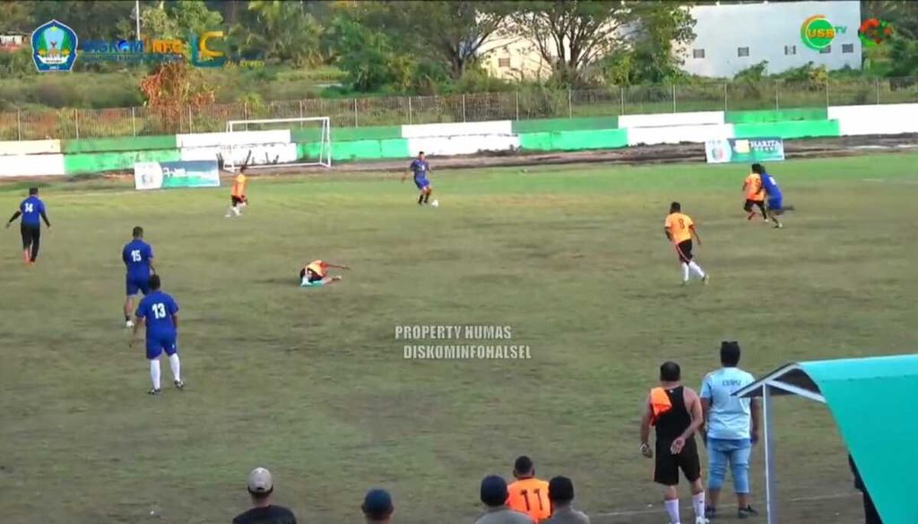 Cuplikan pertandingan yang memperlihatkan Bupati Halmahera Selatan, Maluku Utara, periode 2021-2024 Usman Sidik ambruk saat bermain sepak bola di Bacan, Halmahera Selatan, Minggu (06/10/2023).