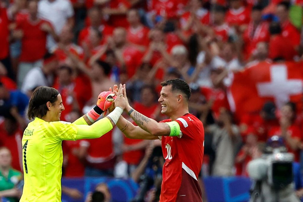 Gelandang Swiss, Granit Xhaka, dan kiper Yann Sommer melakukan selebrasi seusai laga 16 besar Piala Eropa 2024 melawan Italia di Berlin, Sabtu (29/6/2024). Swiss akan jumpa Inggris di semifinal.