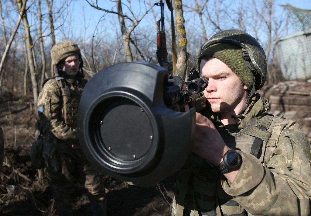 Prajurit pasukan militer Ukraina di garis depan memeriksa rudal antitank portabel bantuan dari Inggris di dekat Desa Novognativka, wilayah Donetsk, Ukraina, 21 Februari 2022. 