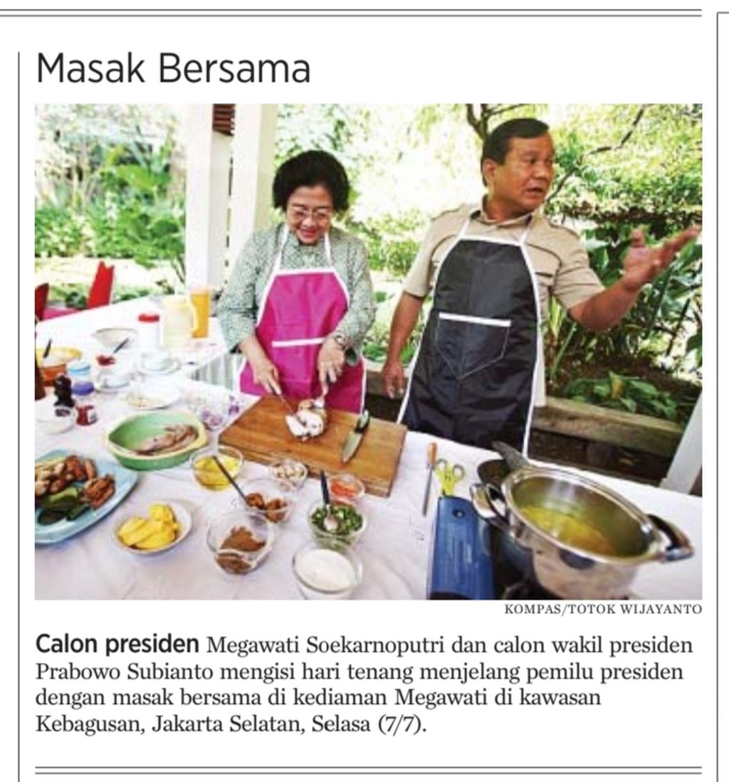 Foto saat pasangan capres-cawapres Megawati Soekarnoputri-Prabowo Subianto masak bersama menjelang Pilpres 2009, yang dimuat di harian <i>Kompas</i>, 8 Juli 2009.