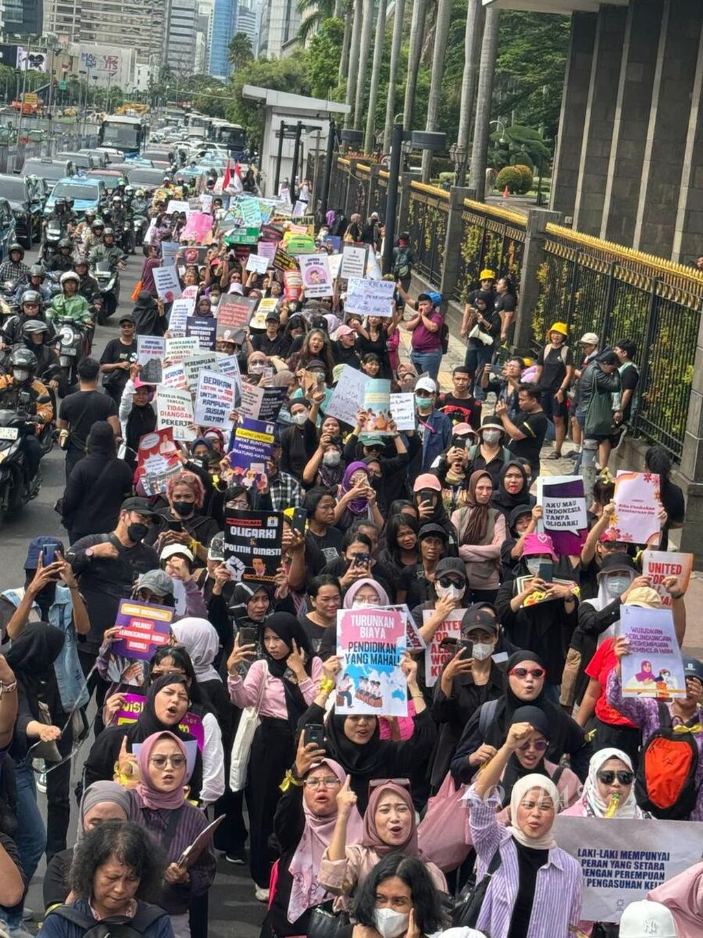 Aliansi Perempuan Indonesia memperingati Hari Perempuan Internasional 2024, dengan berjalan kaki dari depan Gedung Bawaslu hingga kawasan Monas, Jakarta (8/3/2024). Mereka menyuarakan berbagai tuntutan perempuan, terutama perlindungan dari berbagai kekerasan, seiring meningkatnya kejahatan di dalam dan luar negeri. 