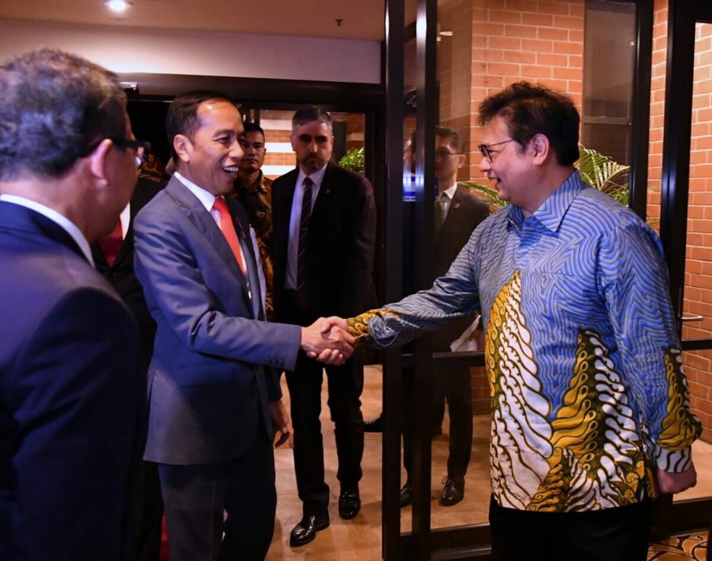 Presiden Jokowi menyalami Menko Perekonomian Airlangga Hartarto setibanya di Australia.