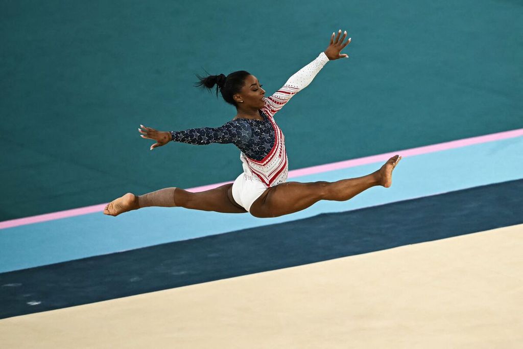 Pesenam AS, Simone Biles, saat berlomba pada final beregu putri senam artistik Olimpiade Paris di Bercy Arena, Paris, Selasa (30/7/2024) malam WIB. Biles dan rekan-rekannya mempersembahkan emas untuk AS.