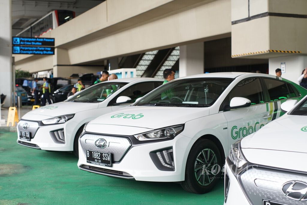 The electric car produced by the South Korean automotive manufacturer, Hyundai IONIQ, is used by Grab Indonesia for GrabCar Elektrik.
