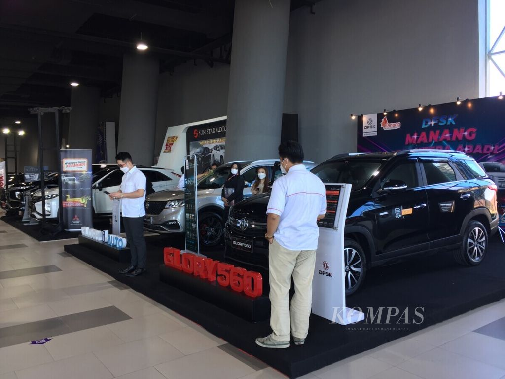 Suasana pameran otomotif Road to Indonesia International Motor Show Surabaya di Chameleon Hall Tunjungan Plaza 6, Surabaya, Jawa Timur, pada 21 April 2021.