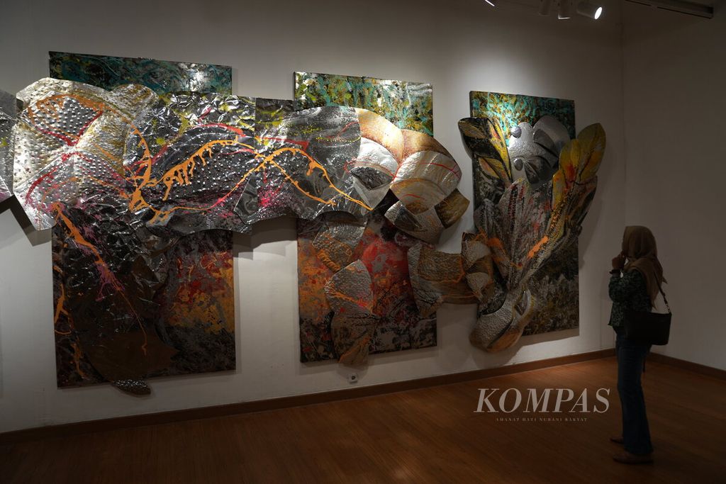 Tamu undangan mengelilingi Pameran Tunggal Seni Rupa Lini Natalini Widhiasi yang bertajuk ”Infinity Yin Yang” di Galeri Nasional Indonesia, Jakarta Pusat, Selasa (3/9/2024). Pameran yang dikuratori oleh Citra Smara Dewi berlangsung hingga 3 Oktober 2024. Pameran menampilkan karya-karya instalasi dengan medium logam aluminium. 