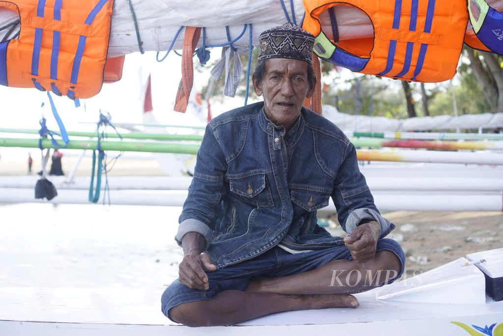 Paris (67)  on a sandeq, a traditional Mandar boat, at Manggar Beach, Balikpapan City, East Kalimantan, Wednesday (7/9/2022). He and seven of his friends have sailed the Makassar Strait for 7 days in the boat, which has no engine and only relies on the wind.
