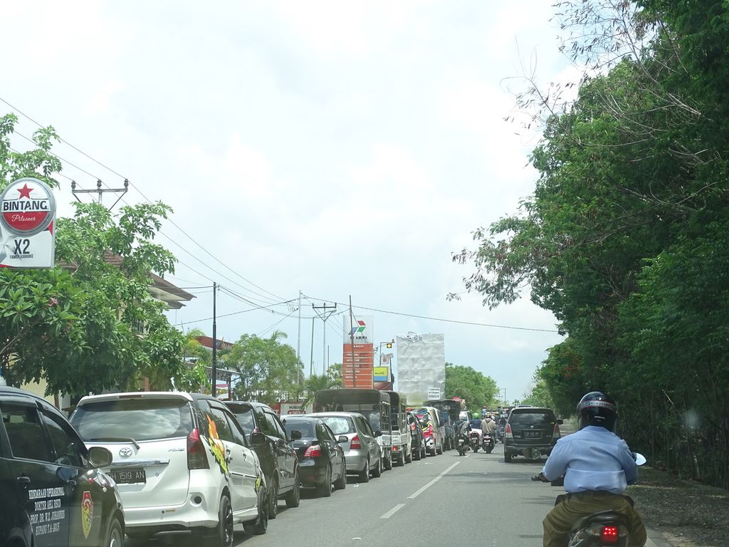 Salah satu SPBU di Kota Kupang yang sedang melayani konsumen. Di sini masih terdapat BBM jenis pertamax, Senin (23/12/2021) pukul 13.00 Wita. Menurut petugas SPBU, pertamax yang tersedia sisa 500 liter, sementara jenis BBM lain sudah habis terjual.