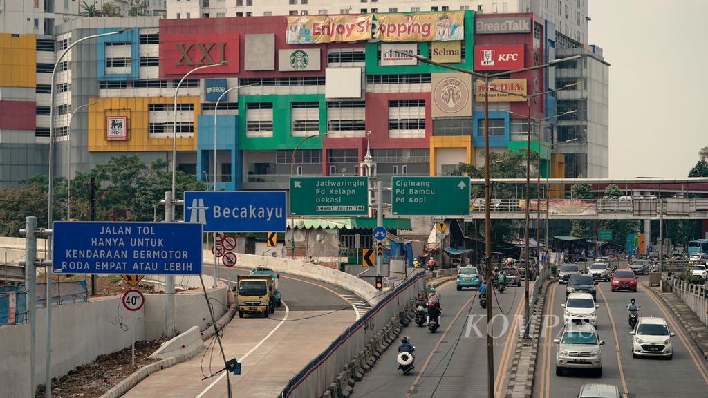Lalu lintas di sekitar proyek Gerbang Tol Bekasi-Cawang-Kampung Melayu (Becakayu) di Jalan Basuki Rachmat, Jakarta Timur, Minggu (10/4/2022). 