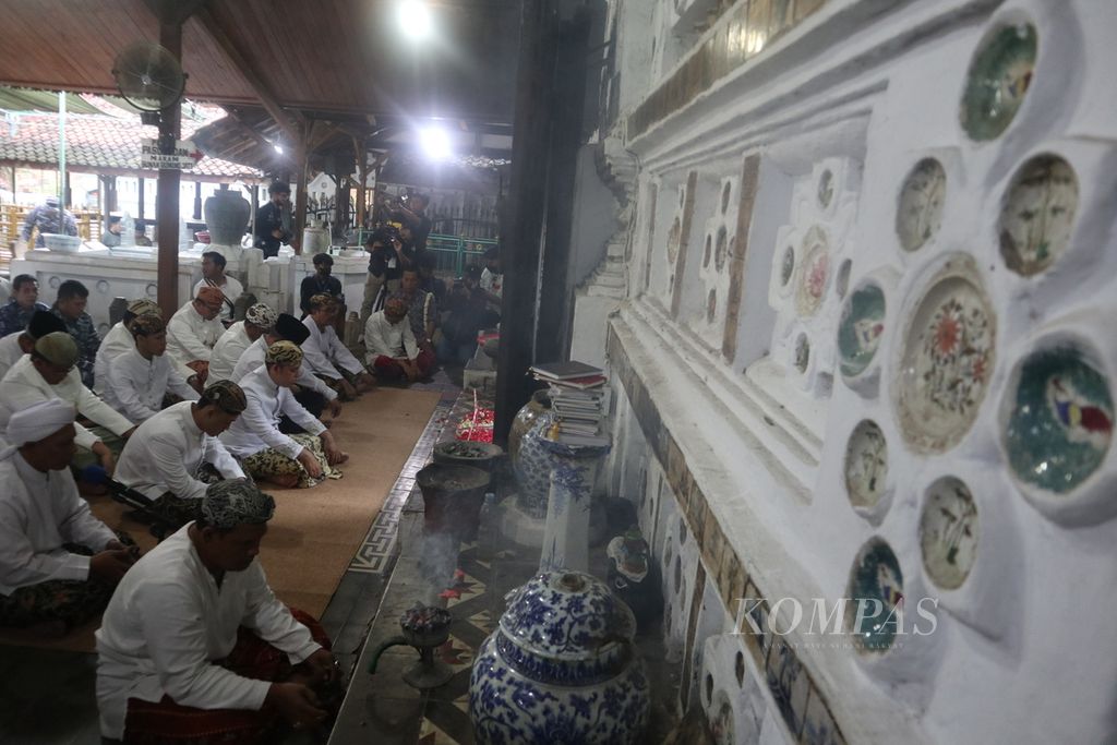 Peserta kirab ziarah ke makam Sunan Gunung Jati memanjatkan doa di Astana Gunung Jati, Kabupaten Cirebon, Jawa Barat, pada 29 Juli 2022.