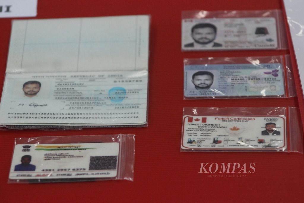 Paspor dan dokumen palsu milik warga negara India yang disita oleh petugas Kantor Imigrasi Soekarno-Hatta, Selasa (5/4/2022). Mereka menjadikan Indonesia sebagai negara transit sebelum tiba ke negara tujuan, yakni Kanada.
