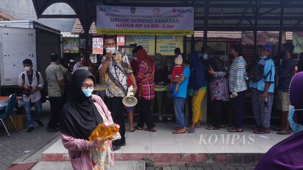 Antrean warga yang hendak membeli minyak goreng dalam operasi pasar oleh Perum Bulog Kantor Cabang Surakarta dan Dinas Perdagangan Kota Surakarta di Taman Jaya Wijaya, Kecamatan Jebres, Kota Surakarta, Jawa Tengah, Rabu (23/2/2022). 