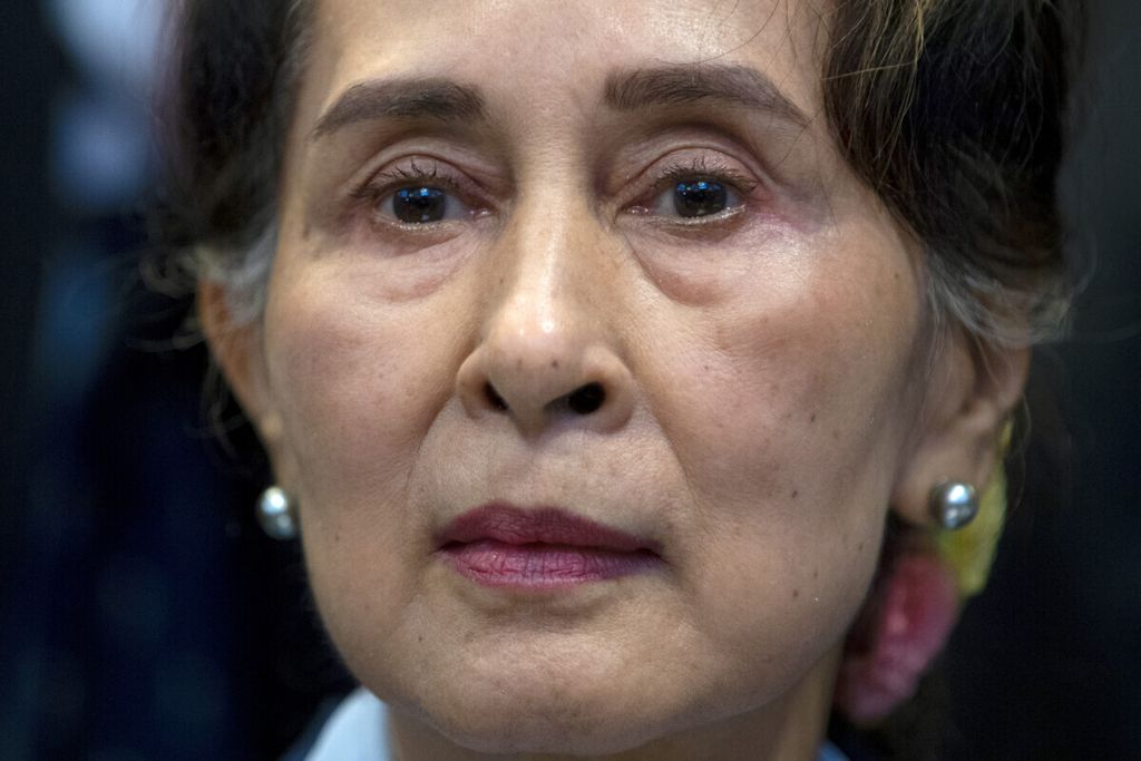 Pemimpin terpilih Myanmar Aung San Suu Kyi menunggu hasil keputusan Mahkamah Internasional di Den Haag, Belanda pada tanggal 11 Desember 2019. (AP Photo/Peter Dejong, File)
