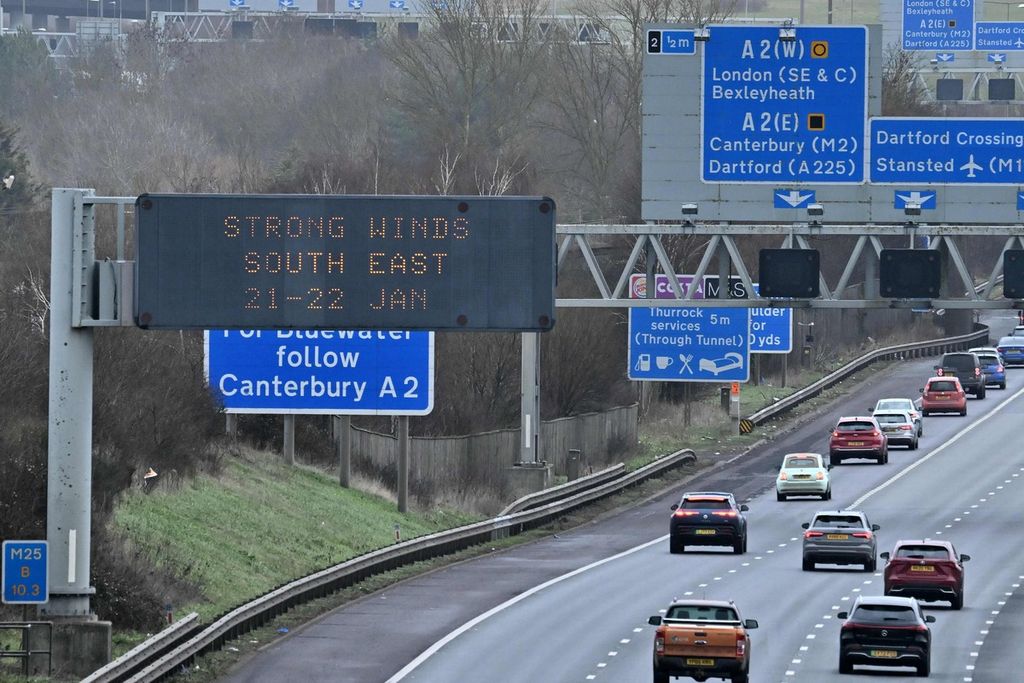 Peringatan mengenai datangnya angin kencang terlihat di papan pengumuman di Jalan Tol M25, dekat Swanley, selatan London, Inggris, 21 Januari 2024. 