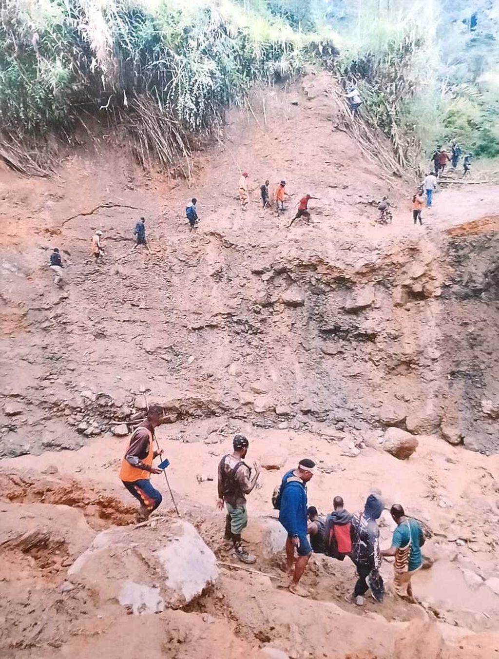Pencarian korban longsor di Distrik Sugapa, Kabupaten Intan Jaya, Papua Tengah, Selasa (6/2/2024).