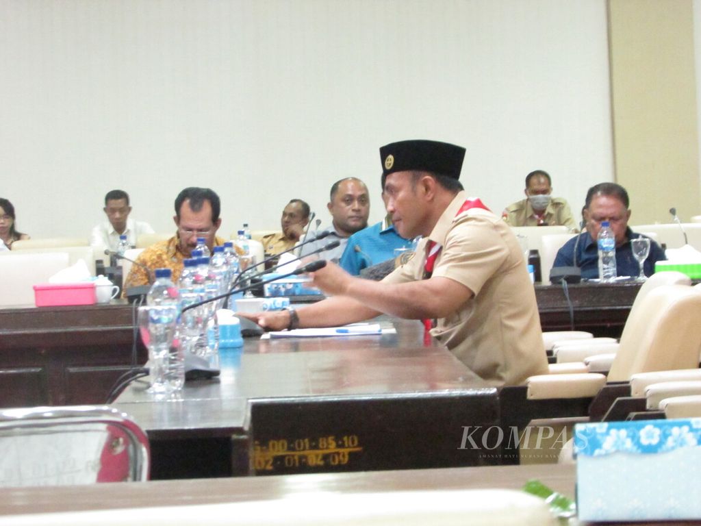 Kepala Dinas Pendidikan dan Kebudayaan Nusa Tenggara Timur Linus Lusi berbicara di hadapan anggota Komisi V DPRD NTT di Kupang, NTT, Rabu (1/3/2023). Ia mengatakan tidak akan mengubah kebijakan masuk sekolah pukul 05.30 Wita. Kebijakan itu tetap dijalankan sambil dievaluasi.