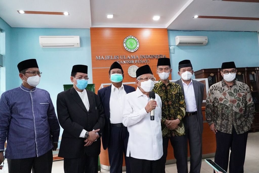 Wakil Presiden Maruf Amin saat menyampaikan keterangan pers seusai menghadiri Rapat Pimpinan Majelis Ulama Indonesia (MUI) di Kantor MUI, Jalan Proklamasi Nomor 51, Jakarta Pusat, Selasa (28/6/2022),