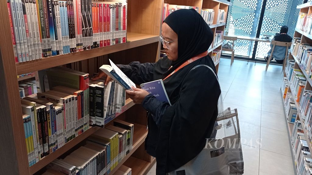 Pengunjung memilih buku koleksi Perpustakaan Jakarta dan Pusat Dokumentasi Sastra HB Jassin di Pusat Kesenian Jakarta, Taman Ismail Marzuki, Jakarta Pusat, Jumat (20/10/2023).