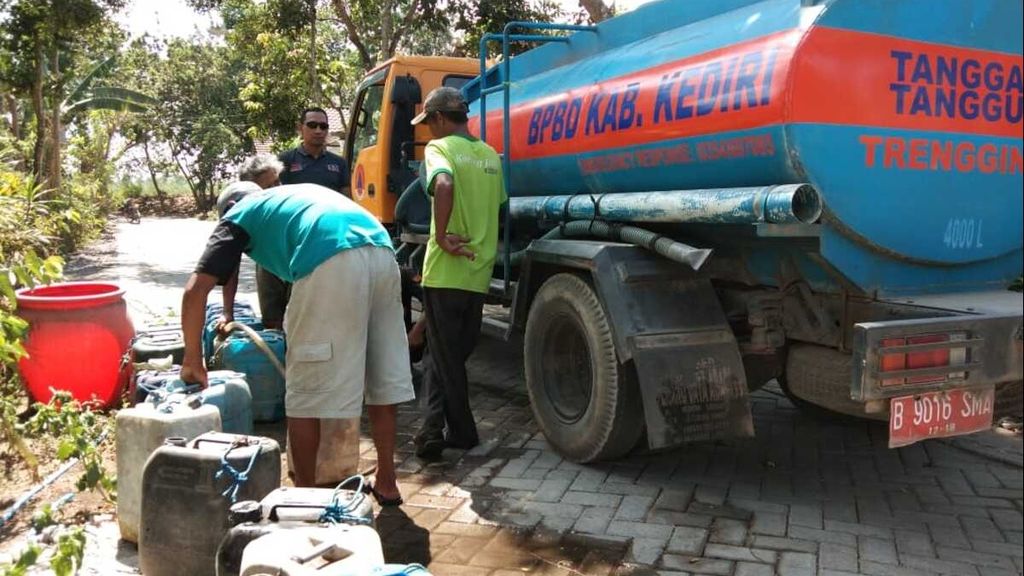 Badan Penanggulangan Bencana Daerah Kabupaten Kediri, Jawa Timur, Senin (22/10/2018), tengah memberikan bantuan air bersih bagi warga Desa Sepawon, Kecamatan Plosoklaten, yang mengalami krisis air bersih.