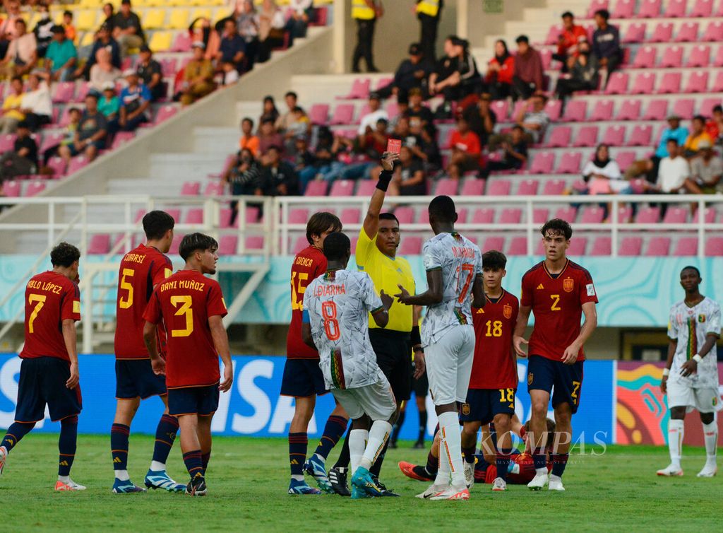 Wasit Bryan Lopez mengganjar kartu merah bagi pemain Mali, Mamadou Doumbia, saat laga melawan Spanyol pada Piala Dunia U-17 2023 di Stadion Manahan, Kota Surakarta, Senin (13/11/2023). FIFA menugaskan tiga wasit asal Indonesia di Piala Dunia U-17 2023.