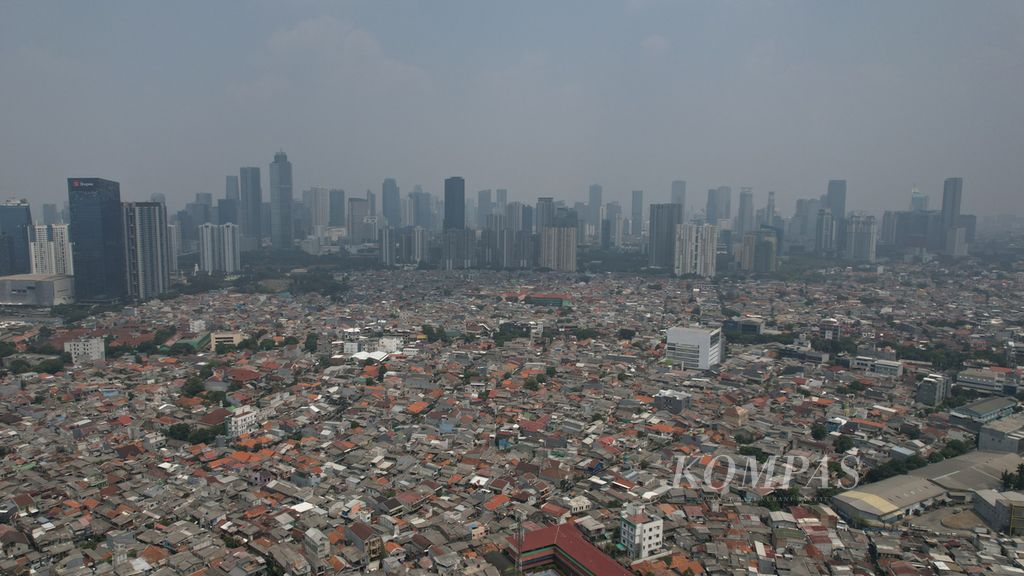Kabut polusi menyelimuti langit Jakarta yang sedang menjadi tuan rumah KTT ASEAN 43, Minggu (3/9/2023). Menurut situs IQAir, pada Minggu sekitar pukul 11.00 nilai indeks kualitas udara di Jakarta adalah 164 atau dalam kondisi tidak sehat.