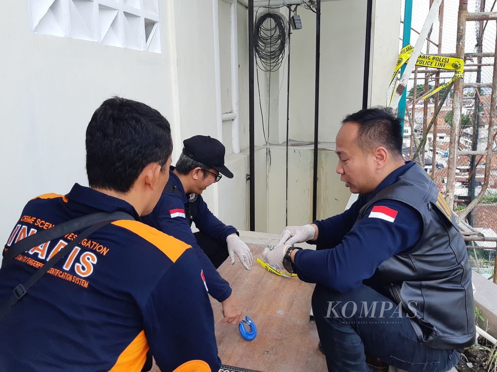 Tim Laboratorium Forensik Polda Sumsel bersama Inafis Polresta Bandar Lampung menyelidiki insiden lift jatuh di Sekolah Islam Az-Zahra di Bandar Lampung, Jumat (7/7/2023).
