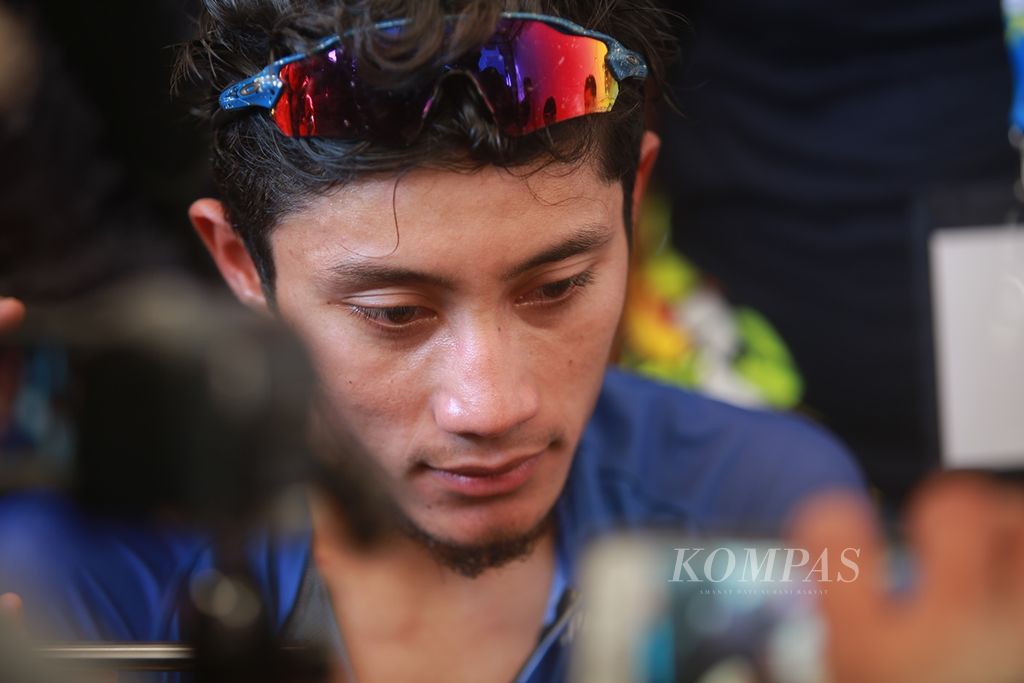 Ilustrasi : Pebalap Tim Nasional Indonesia yang membela PGN Cycling Team Aiman Cahyadi menjawab pertanyaan wartawan usai finis pertama dalam Etape II Tour de Banyuwangi Ijen, Rabu (26/9/2019). Aiman melahap Etape II sejauh 148,2 km dengan waktu 3 jam 34 menit 4 detik.