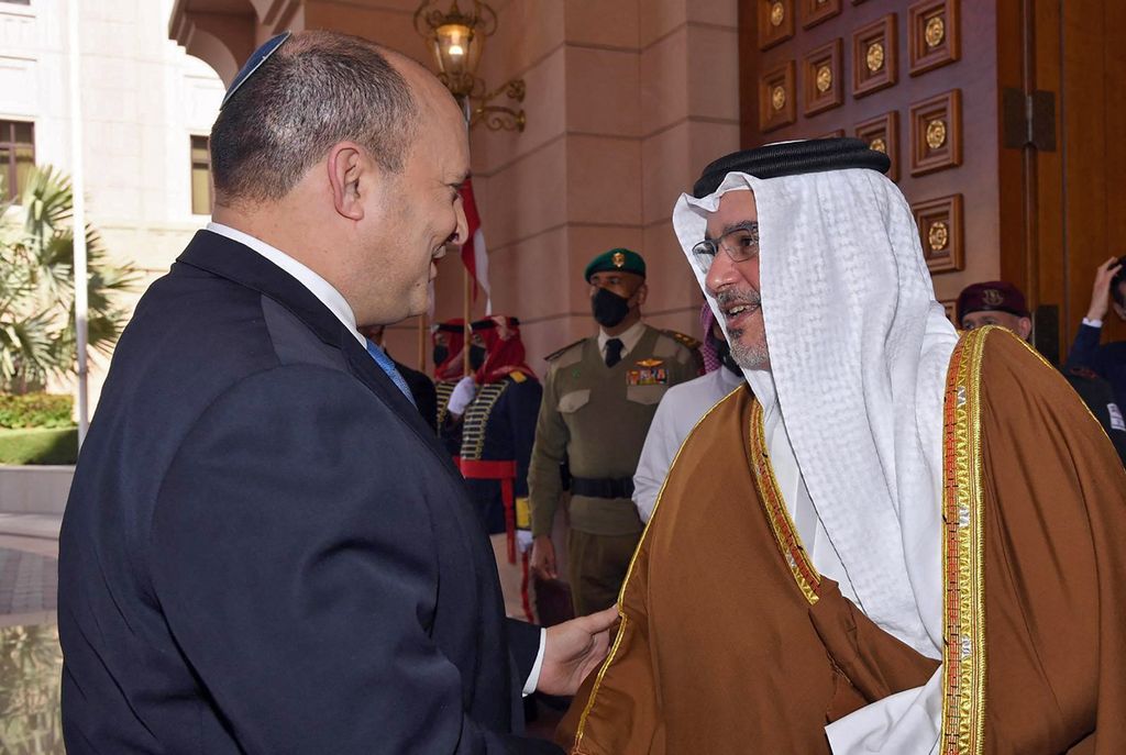 Foto yang dirilis oleh Kantor Pers Pemerintah Israel (GPO) memperlihatkan Putra Mahkota Bahrain Pangeran Salman bin Hamad al-Khalifa (kanan) yang juga merupakan Perdana Menteri Bahrain menyambut kedatangan Perdana Menteri Israel Naftali Bennett di Manama, Selasa (15/2/2022). 