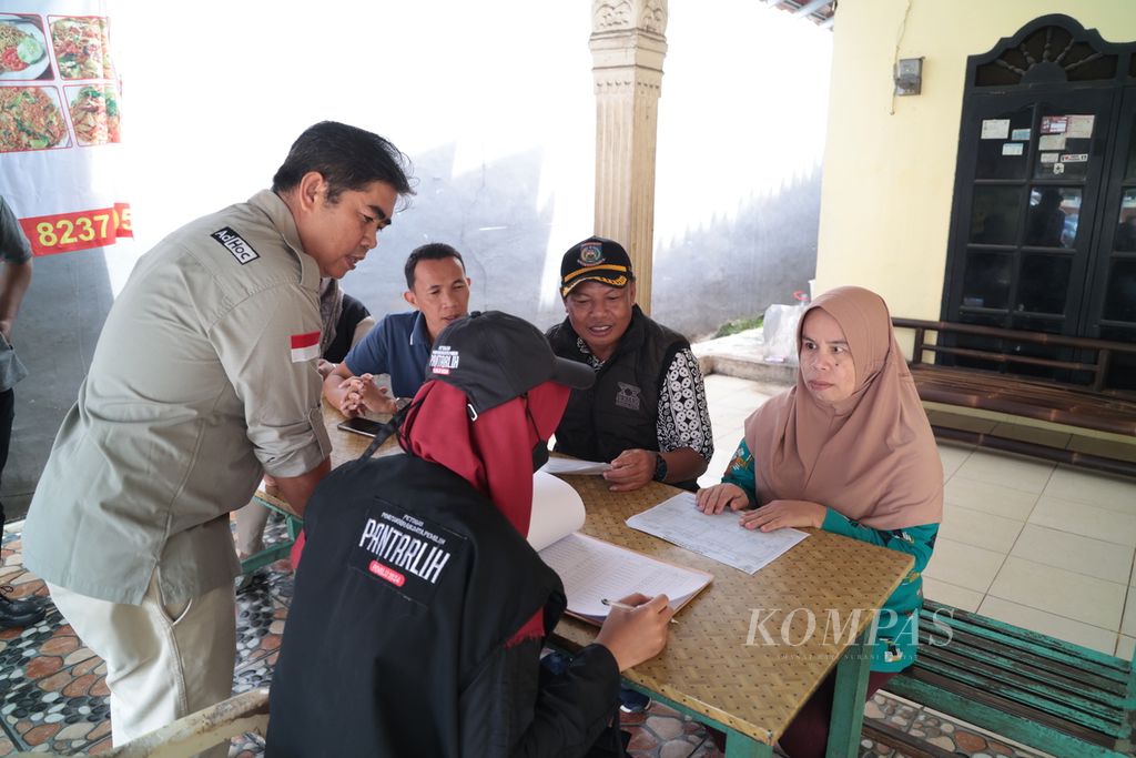 Panitia Pemutakhiran Data Pemilih (Pantarlih) melakukan pencocokan dan penelitian data Pemilu 2024 di RT 001 RW 002 Kelurahan Jurang Mangu Barat, Pondok Aren, Tangerang Selatan, Banten, Sabtu (5/3/2023). 