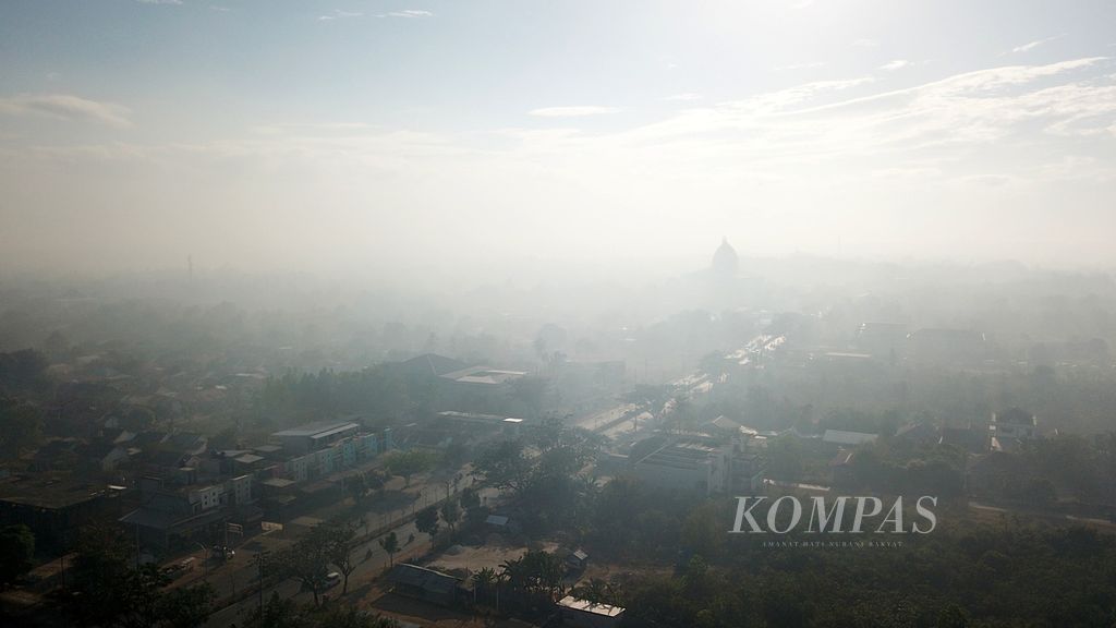 Pemandangan lanskap Kota Banjarbaru, Kalimantan Selatan, yang diselimuti kabut asap di pagi hari, Senin (11/9/2023). Kabut asap menyelimuti kota di pagi hari akibat asap dari kebakaran lahan yang sering terjadi saat musim kemarau.