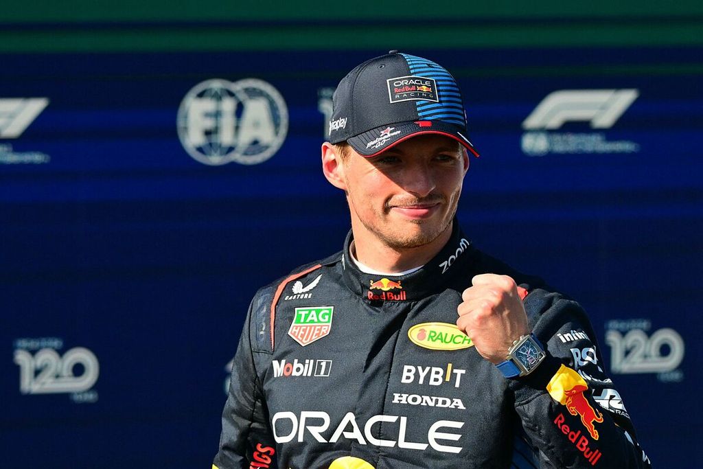 Pebalap Red Bull, Max Verstappen, merayakan keberhasilan meraih start terdepan pada kualifikasi Formula 1 seri Emilia Romagna di Sirkuit Imola, Sabtu (18/5/2024).