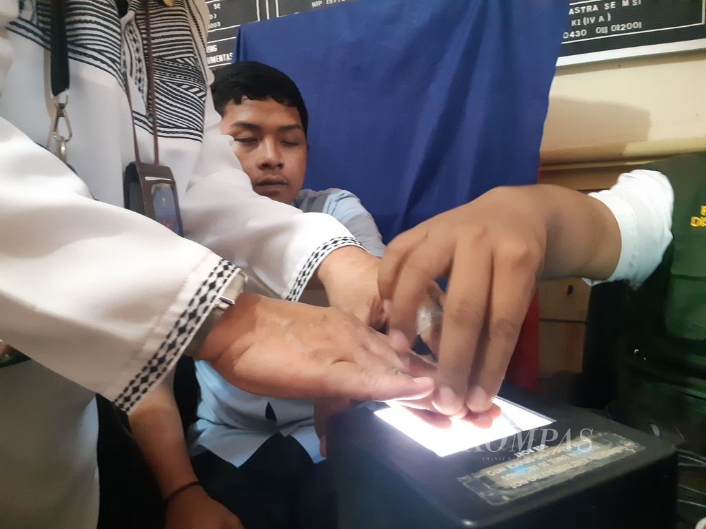 Seorang penyandang disabilitas sedang melakukan perekaman sidik jari untuk pembuatan KTP elektornik di Kantor Dinas Kependudukan dan Catatan Sipil Sumatera Selatan, Rabu (22/6/2022). Pembuatan KTP elektronik bagi penyandang disabilitas menjadi prioritas pemerintah agar mereka mendapatkan sejumlah fasilitas, seperti bantuan sosial. 