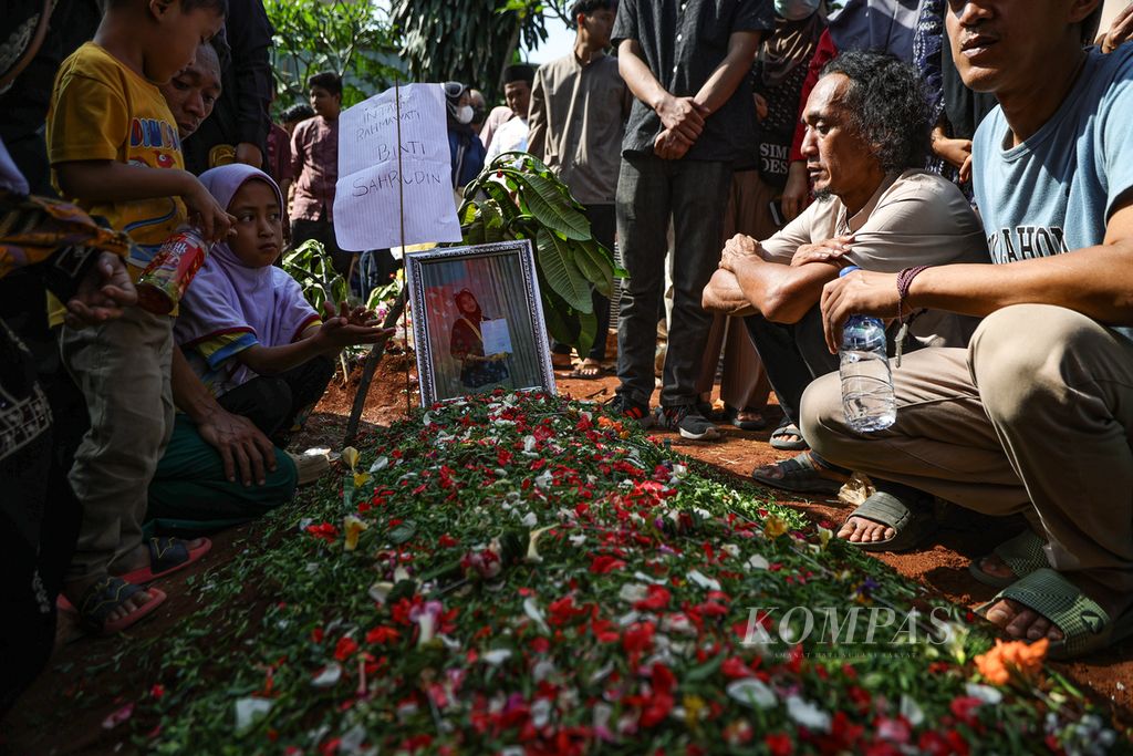 Keluarga berduka setelah proses pemakaman Intan Rahmawati, korban kecelakaan bus di Subang, di Tempat Pemakaman Umum (TPU) I Parung Bingung, Depok, Jawa Barat, Minggu (12/5/2024).