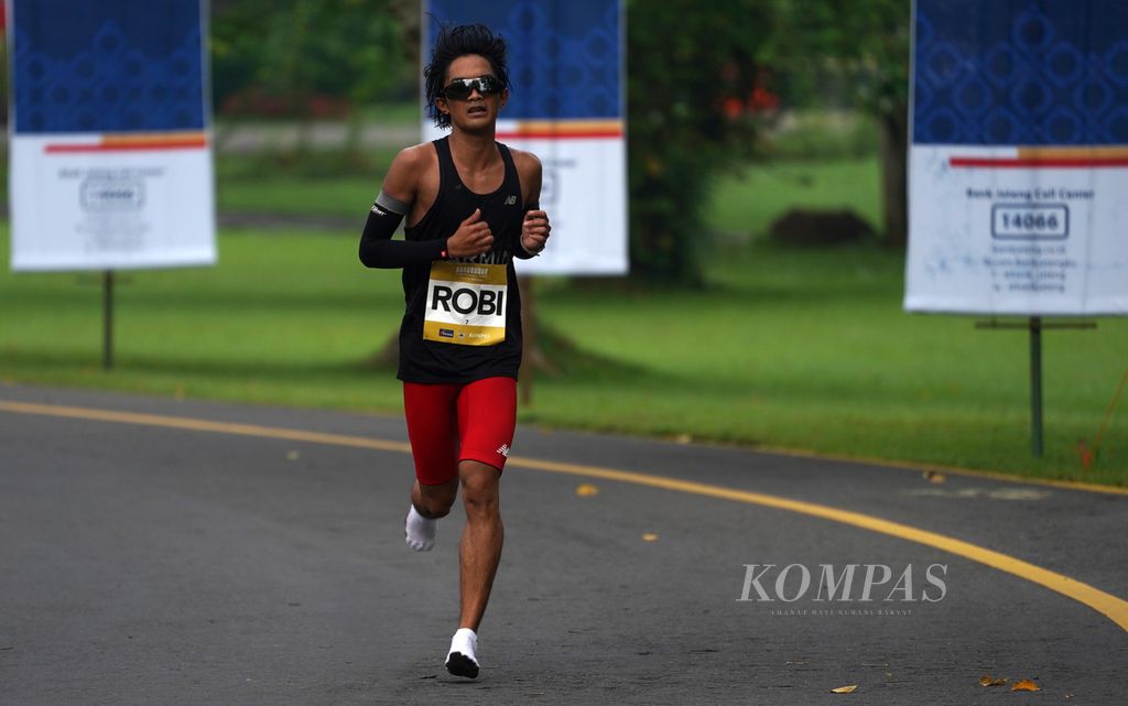 Pelari Robi Sianturi saat berlomba di Borobudur Marathon 2020 di Taman Wisata Candi Borobudur, Kabupaten Magelang, Jawa Tengah, Minggu (15/11/2020). 