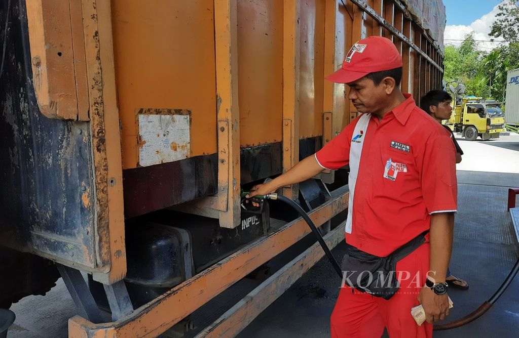 Petugas SPBU mengisikan biosolar ke truk di SPBU Aie Pacah, Kecamatan Koto Tangah, Padang, Sumatera Barat, Rabu (23/3/2022). Sejumlah sopir truk di Padang mengeluhkan kelangkaan solar bersubsidi tersebut yang membuat mereka harus antre berjam-jam untuk mendapatkan bahan bakar.